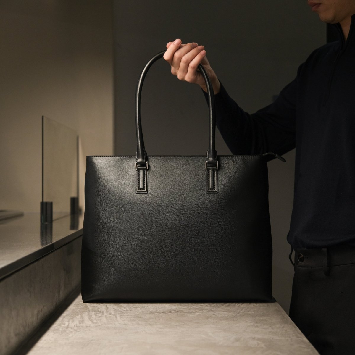 <受注生産:1月14日より順次発送予定>Italian Saffiano Leather Tote (Black) - aucentic
