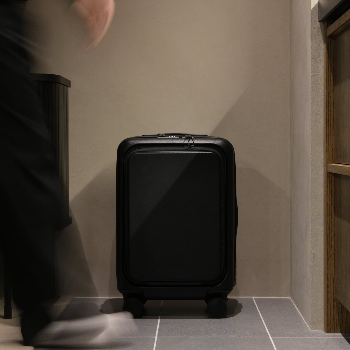 <受注生産:1月8日より順次発送予定>Essential Smart Suitcase - aucentic