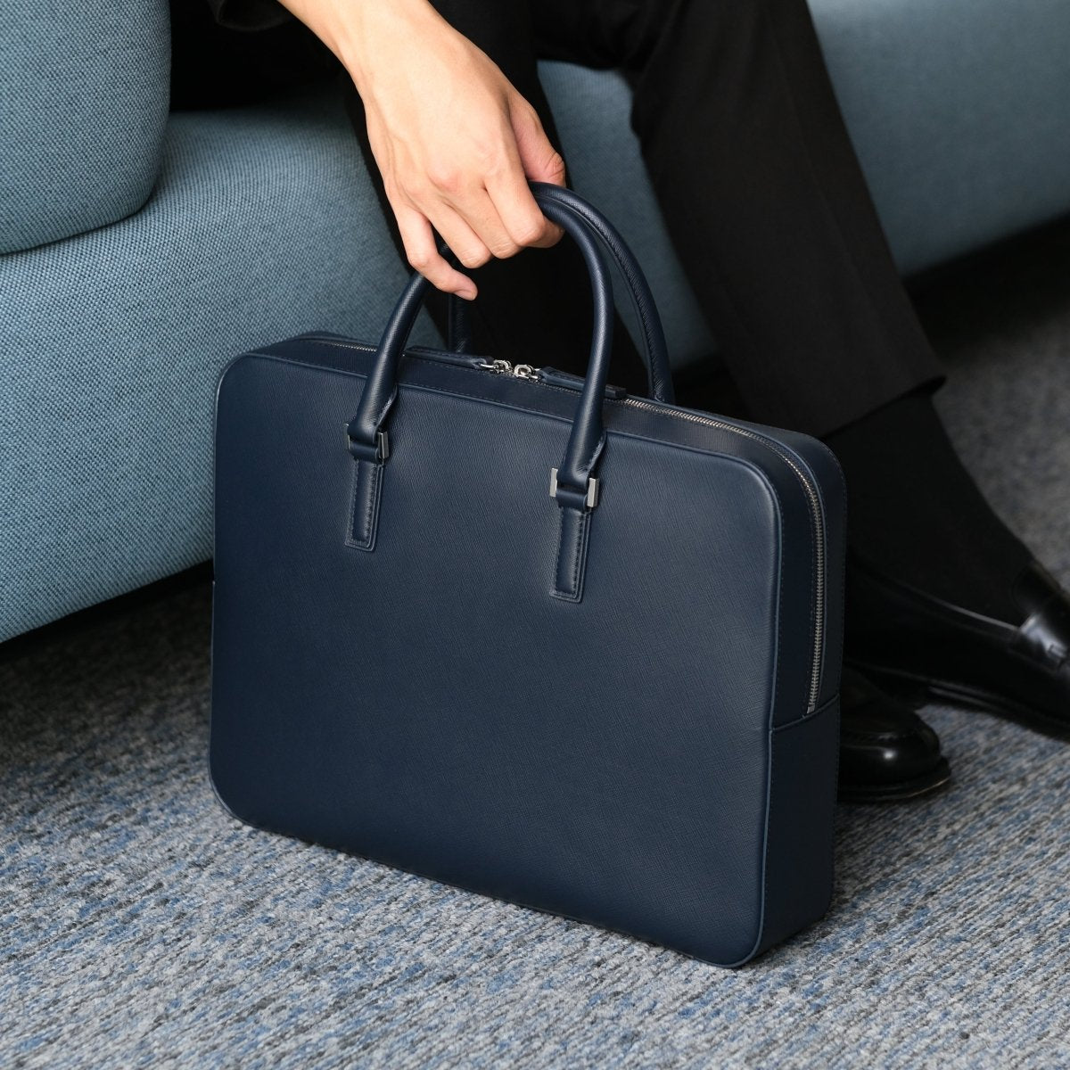 <予約販売:6月9日より順次発送予定>Italian Saffiano Leather Briefcase (Navy) - aucentic