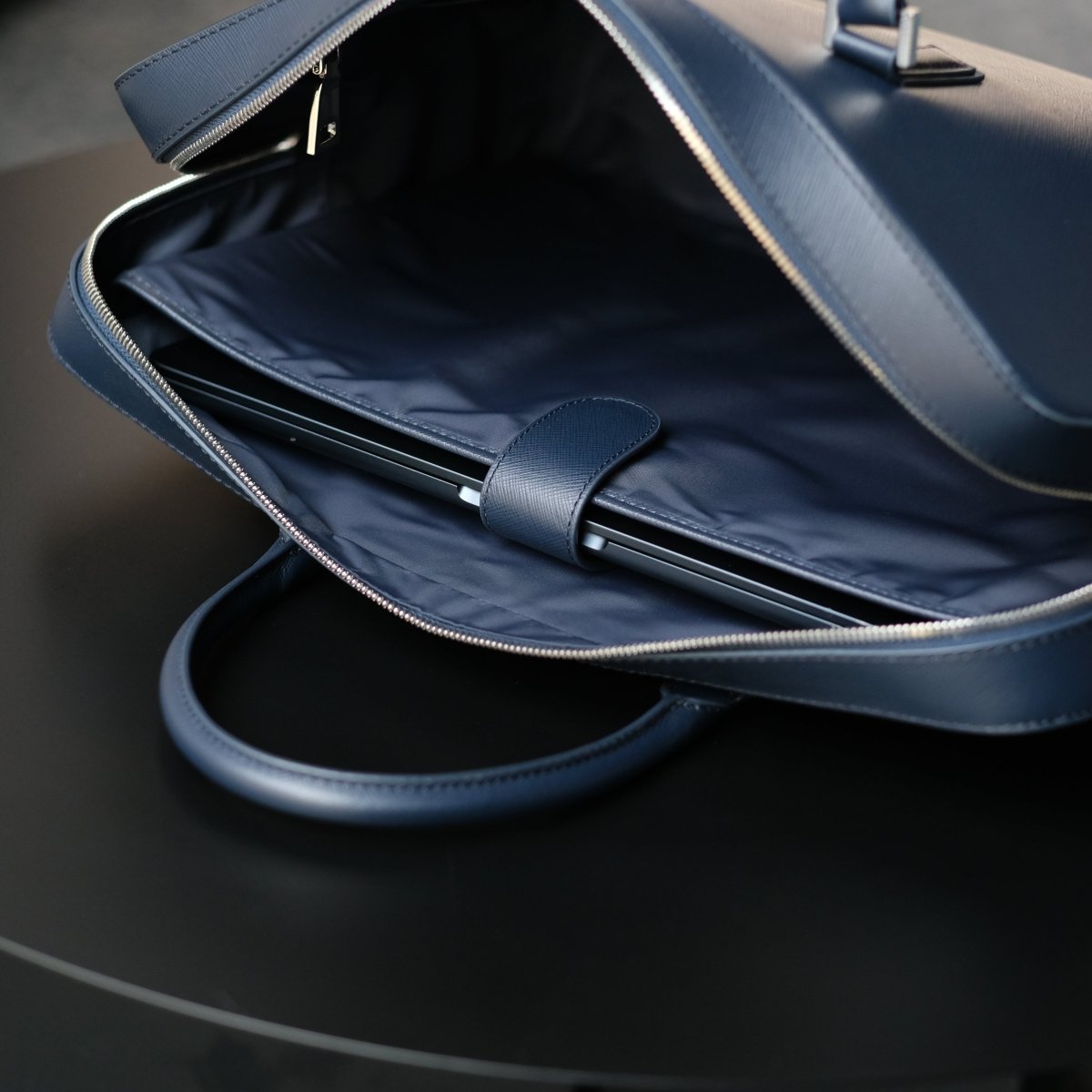 <予約販売:6月9日より順次発送予定>Italian Saffiano Leather Briefcase (Navy) - aucentic