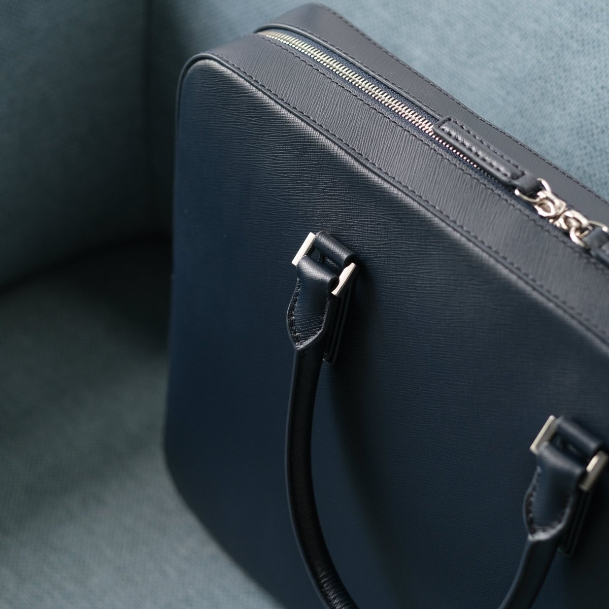<予約販売:6月9日より順次発送予定>Italian Saffiano Leather Briefcase (Navy) - aucentic