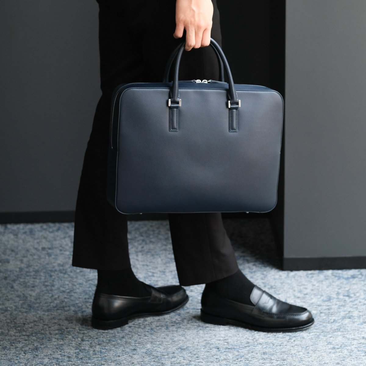 <予約販売:6月9日より順次発送予定>Italian Saffiano Leather Briefcase (Navy) - aucentic
