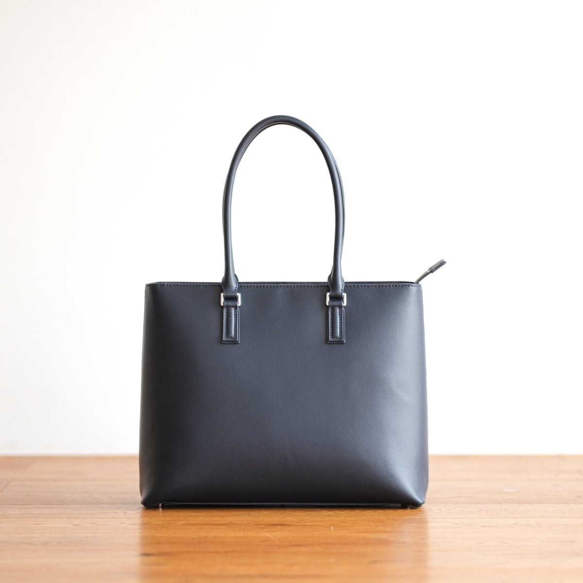 <受注生産:8月30日より順次発送予定>Italian Saffiano Leather Tote (Navy) - aucentic