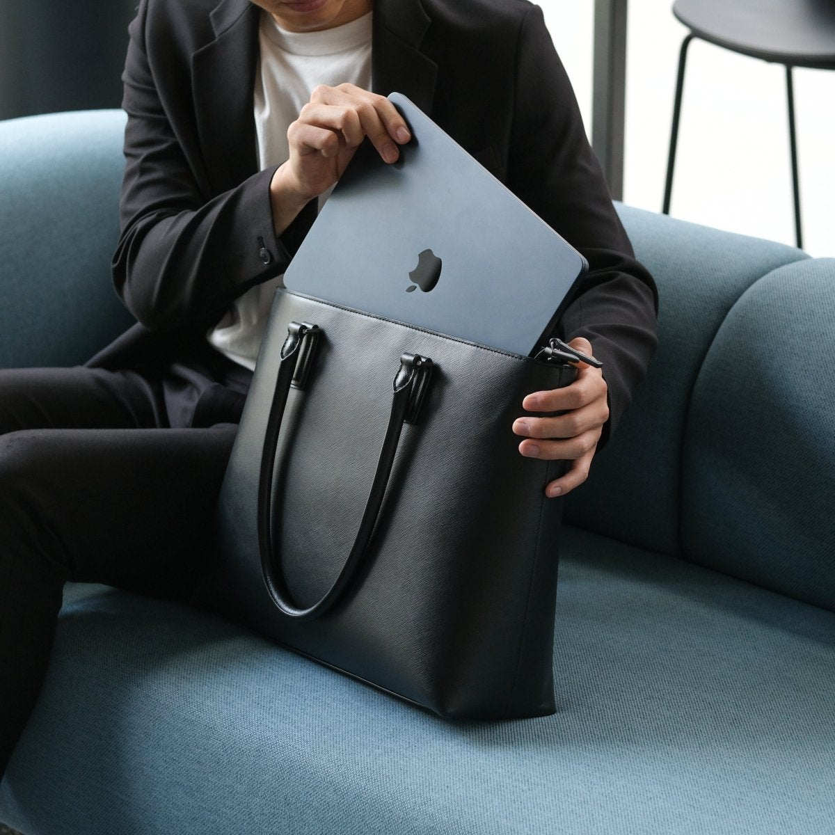 <受注生産:8月30日より順次発送予定>Italian Saffiano Leather Tote (Navy) - aucentic