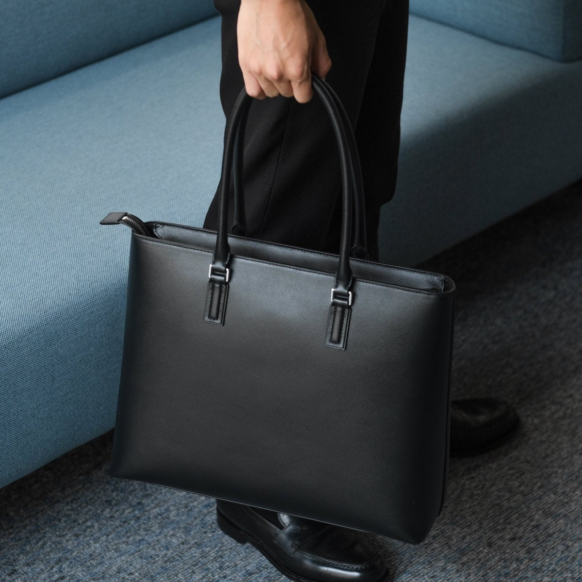 <受注生産:8月30日より順次発送予定>Italian Saffiano Leather Tote (Navy) - aucentic