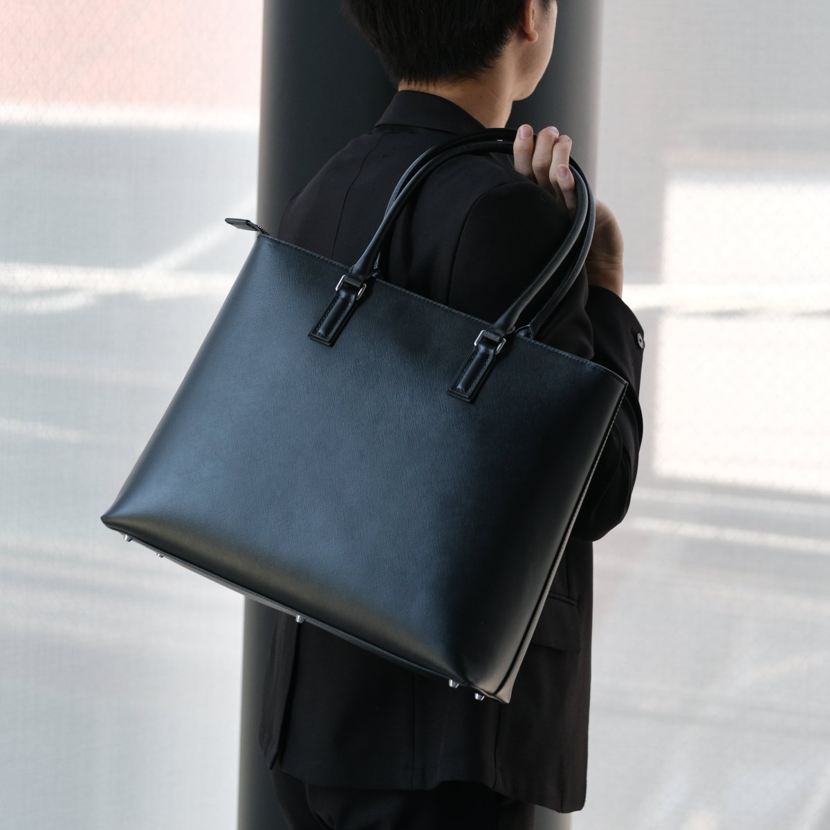 <受注生産:8月30日より順次発送予定>Italian Saffiano Leather Tote (Navy) - aucentic