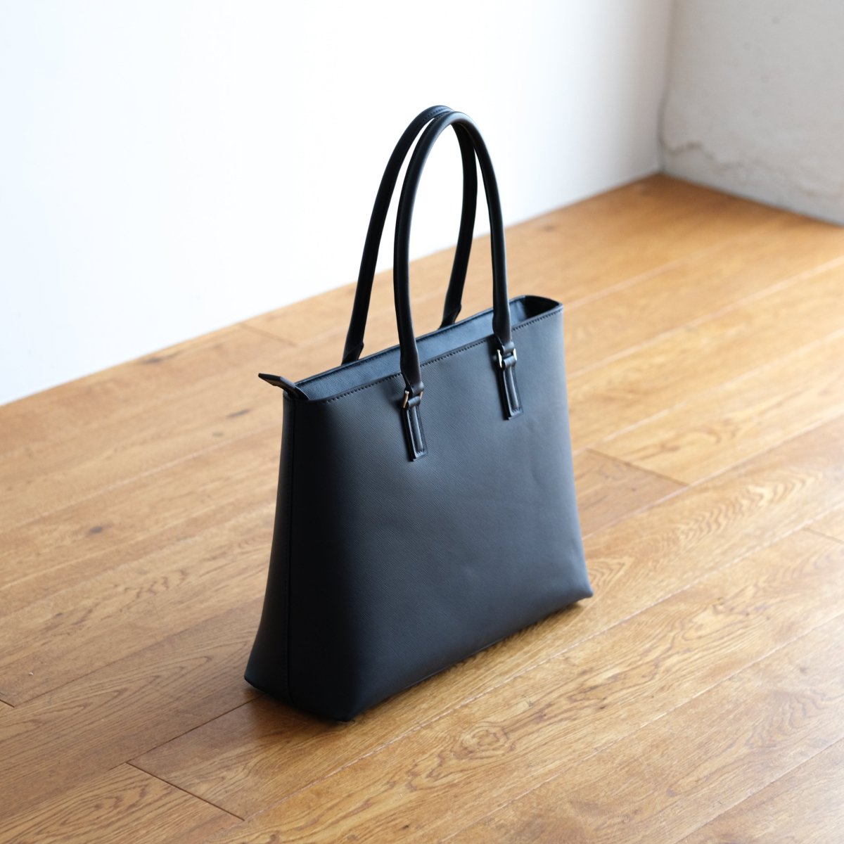 <受注生産:8月30日より順次発送予定>Italian Saffiano Leather Tote (Navy) - aucentic