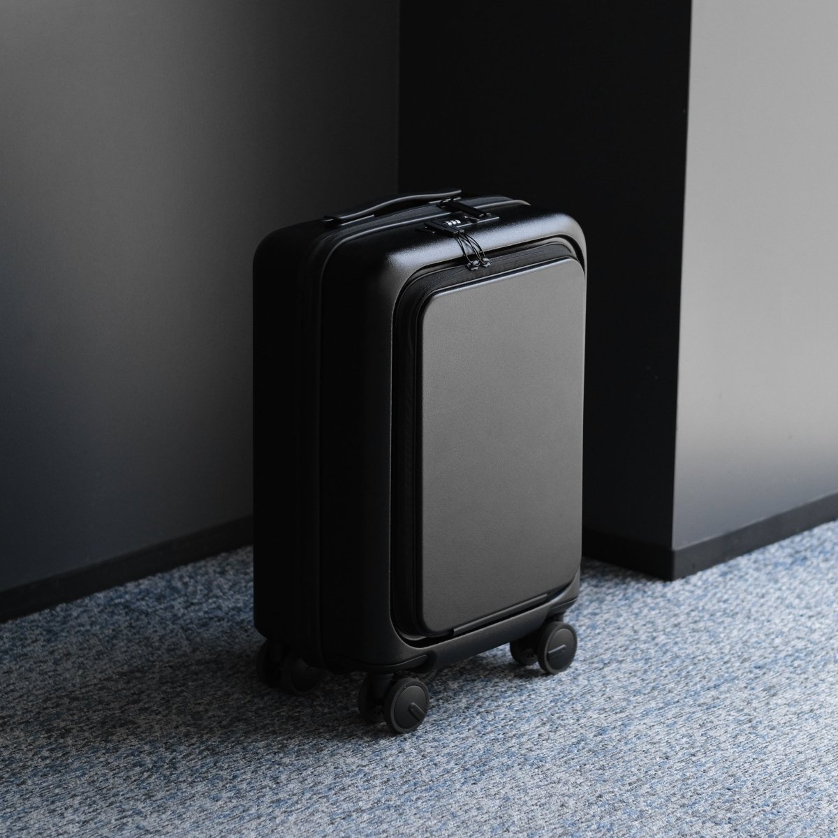 Essential Smart Suitcase - aucentic