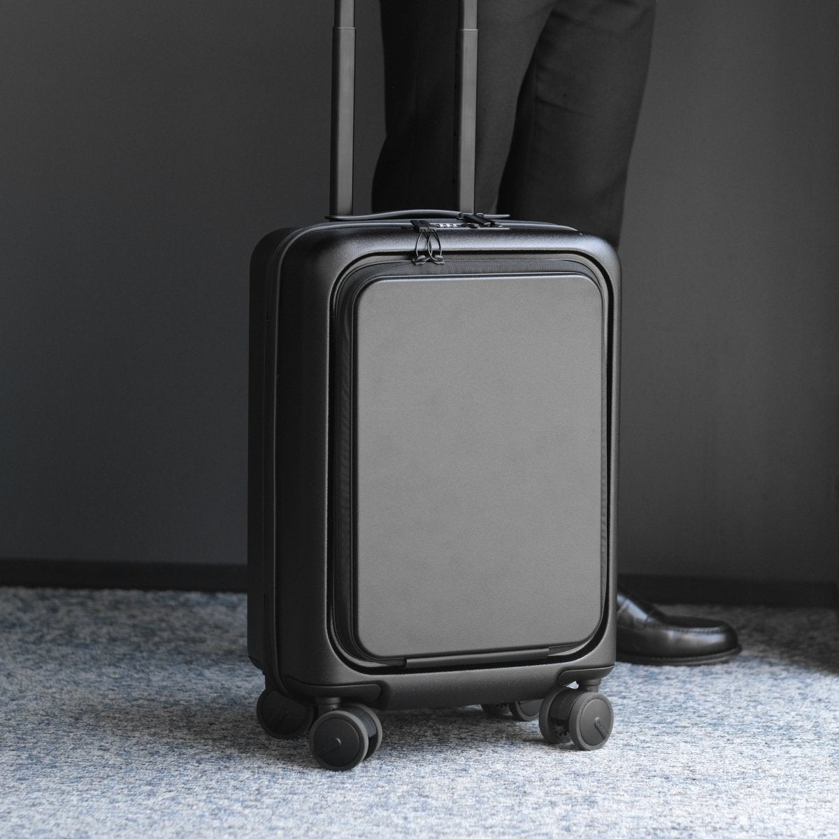 Essential Smart Suitcase - aucentic