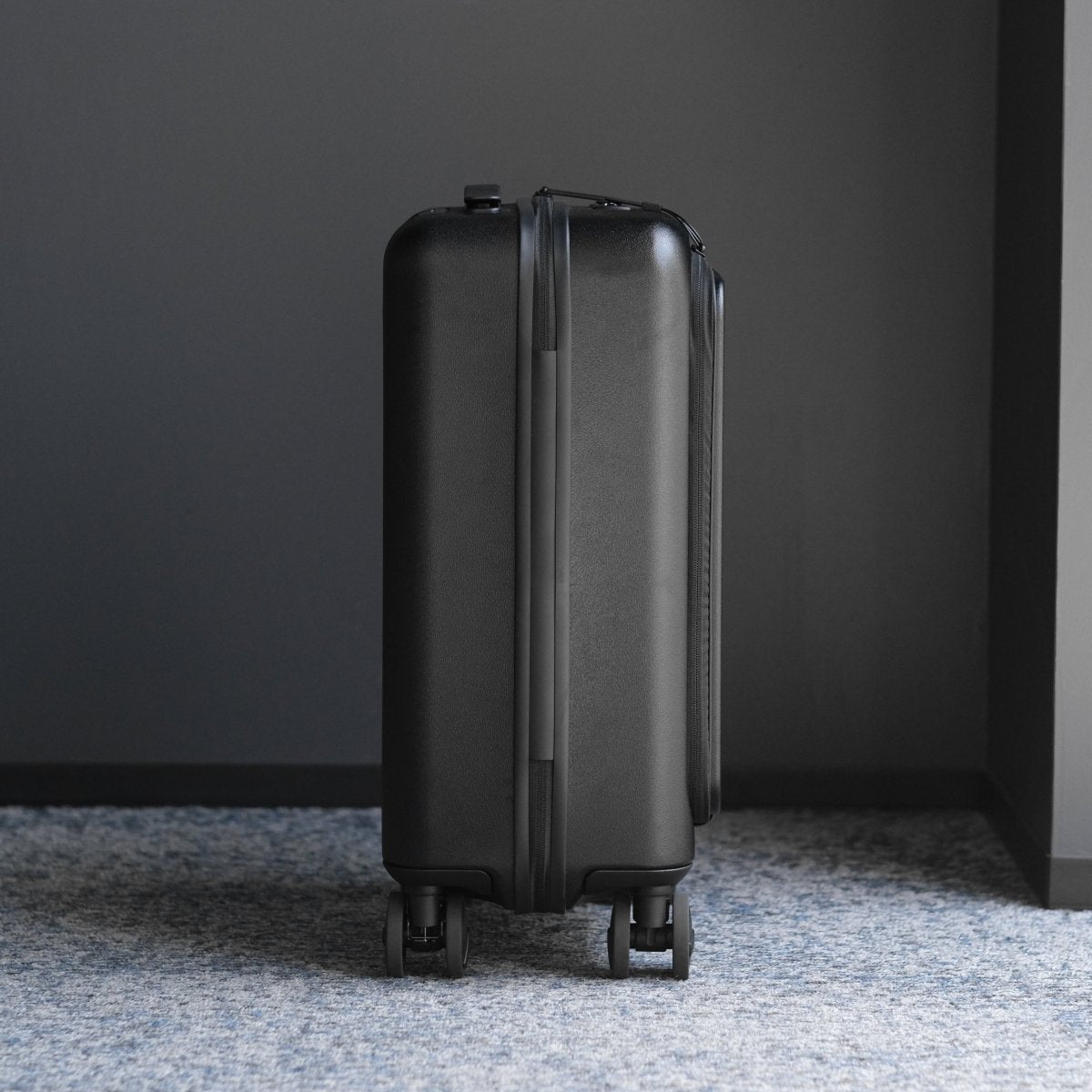 Essential Smart Suitcase - aucentic