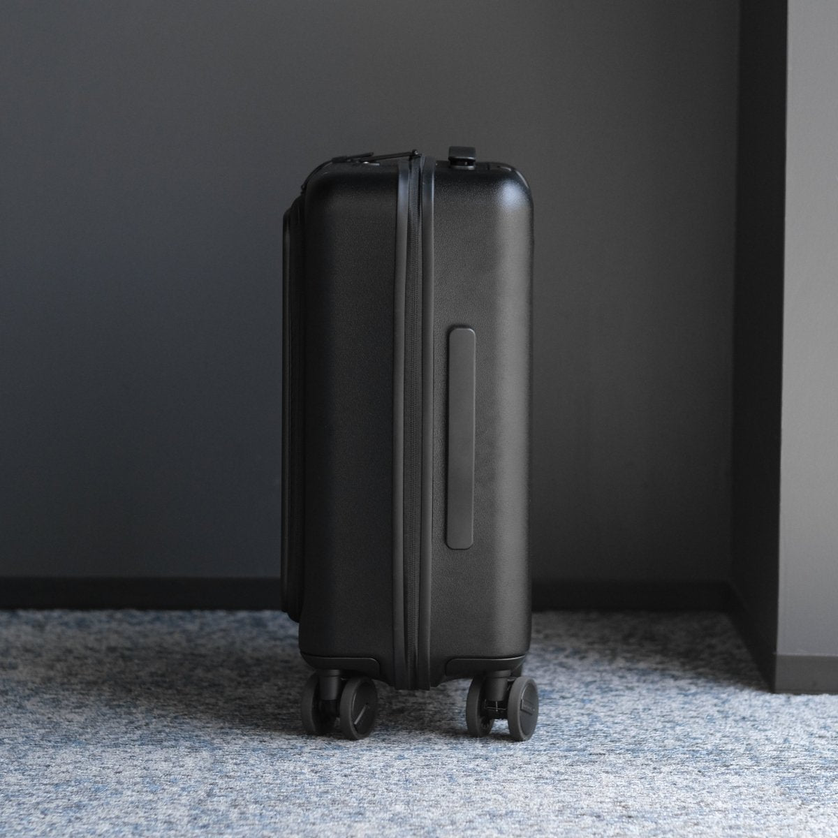 Essential Smart Suitcase - aucentic