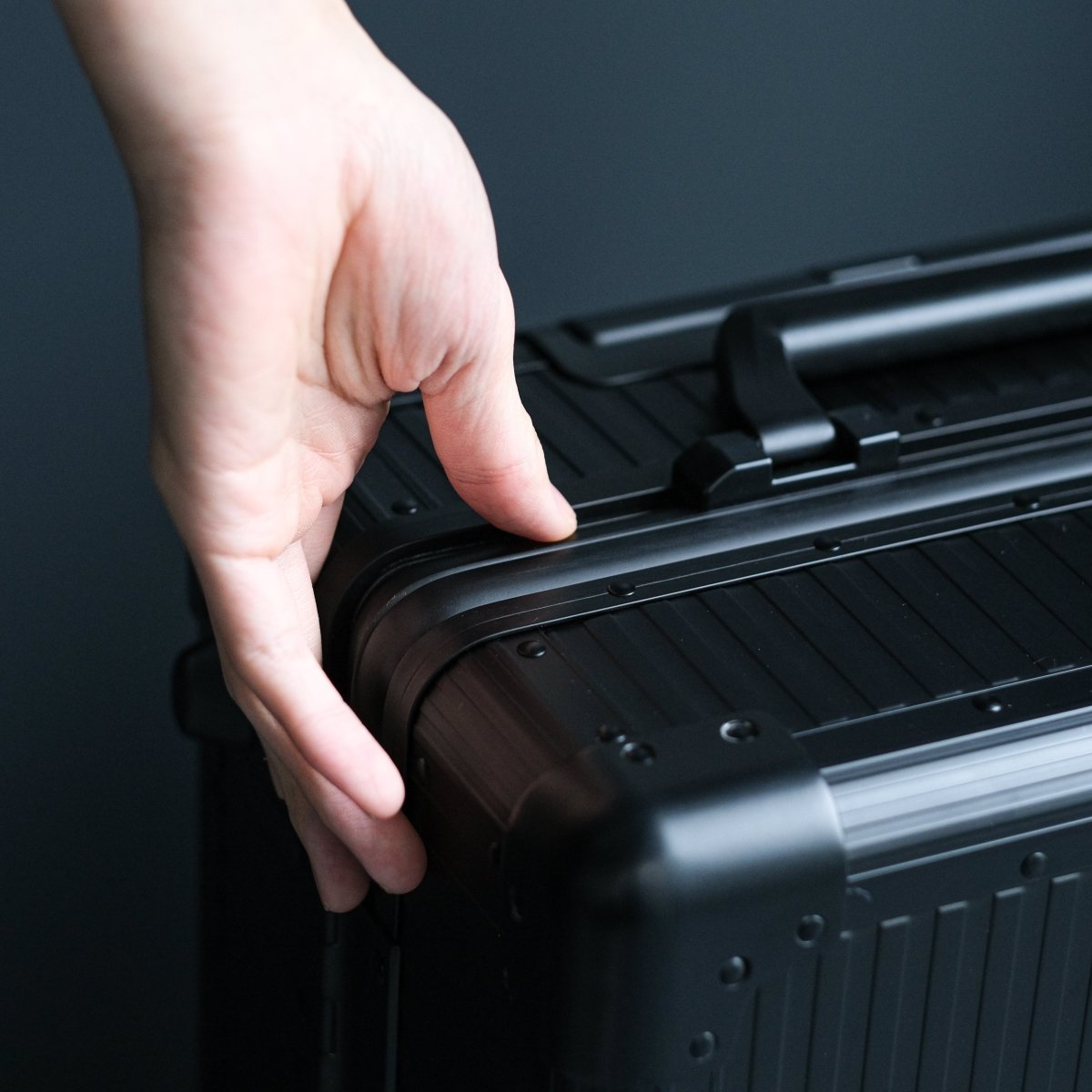 <受注生産 12月18日~ 順次発送>Stripe Aluminum Suitcase(Black) - aucentic