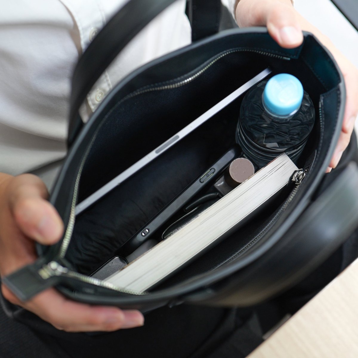 <受注生産：11月15日より順次発送予定>Saffiano Leather Small Tote (Black) - aucentic