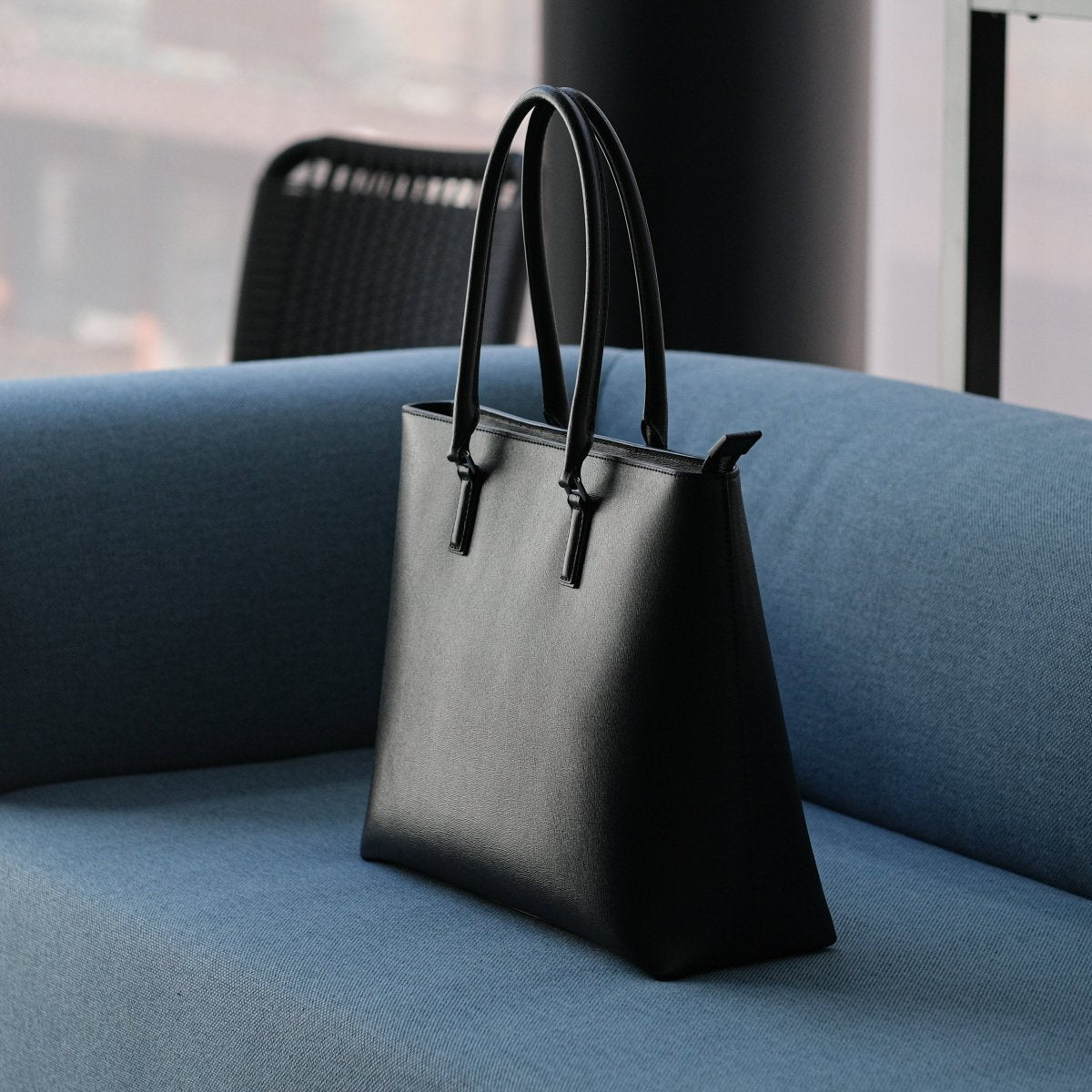 <受注生産 5月末〜 順次配送>Italian Saffiano Leather Tote (Navy) - aucentic