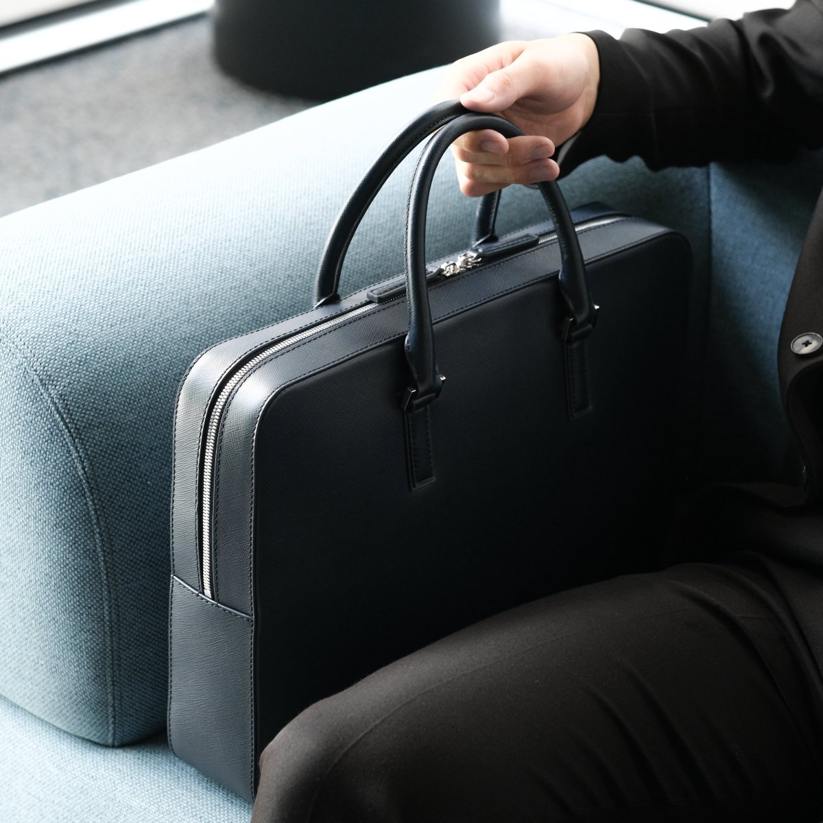 <予約販売：6月9日より順次発送予定>Italian Saffiano Leather Briefcase (Navy) - aucentic