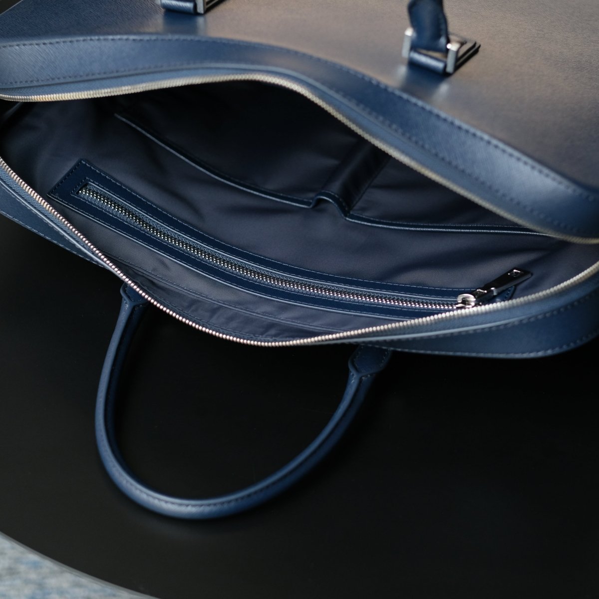 <予約販売：6月9日より順次発送予定>Italian Saffiano Leather Briefcase (Navy) - aucentic