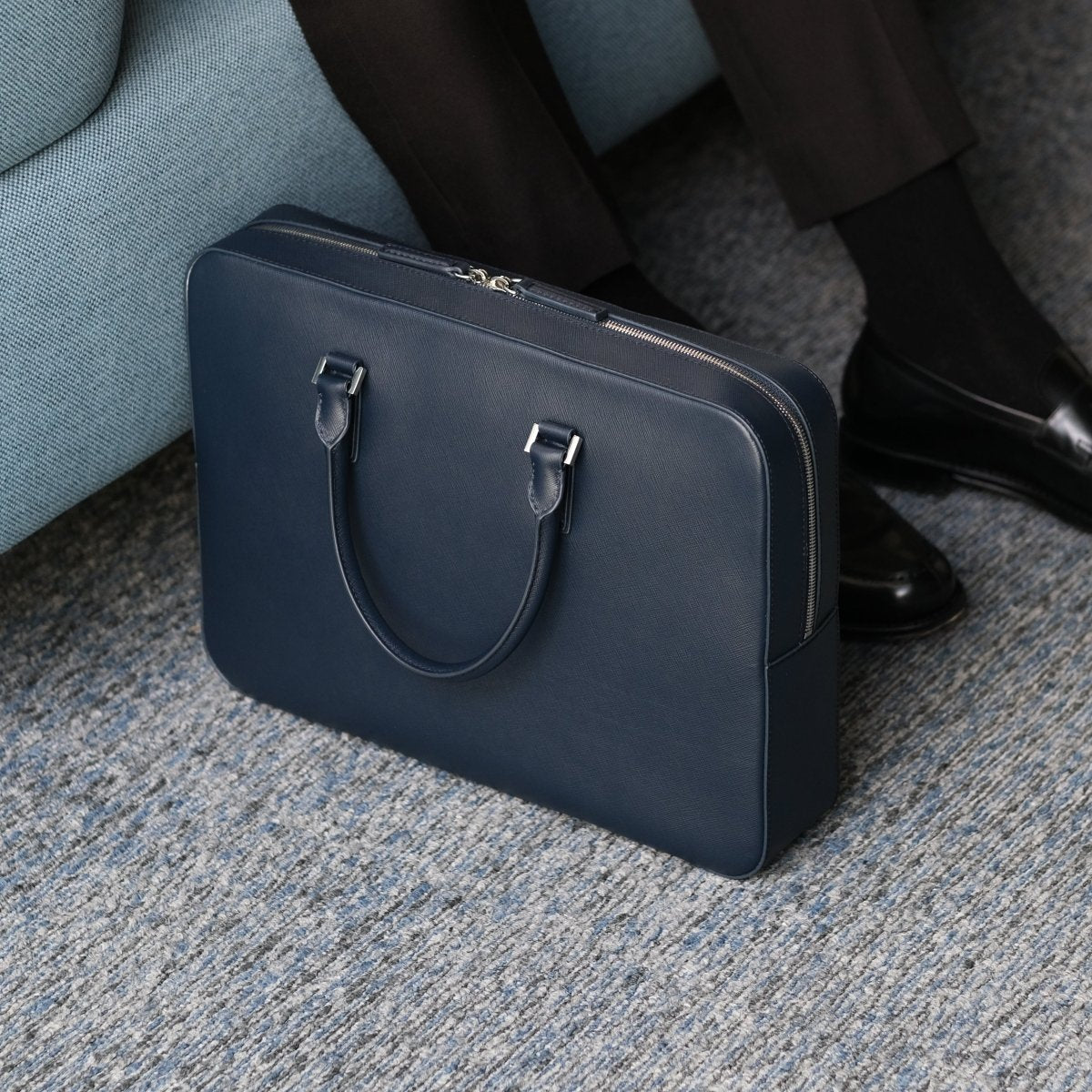 <予約販売：6月9日より順次発送予定>Italian Saffiano Leather Briefcase (Navy) - aucentic