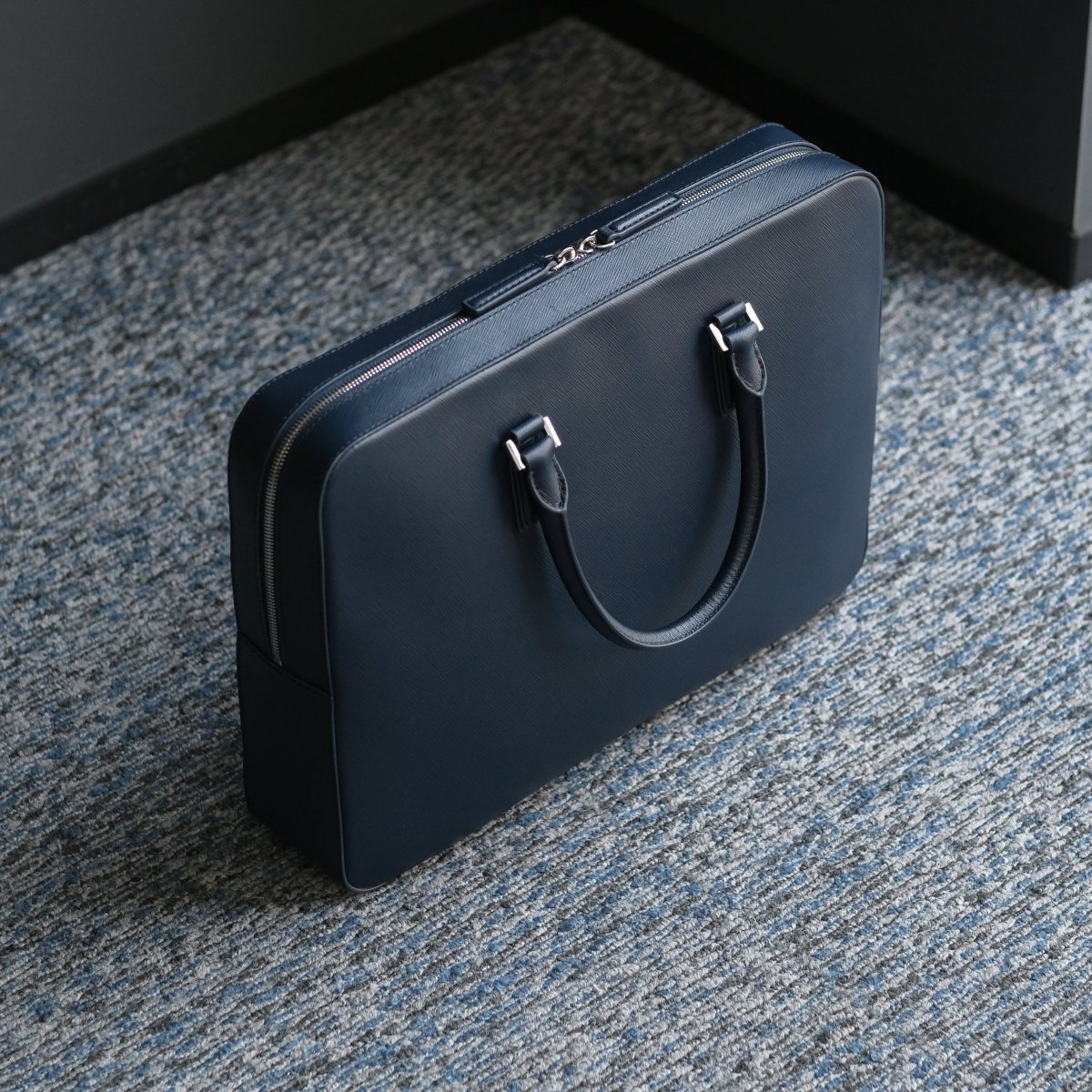 <予約販売：6月9日より順次発送予定>Italian Saffiano Leather Briefcase (Navy) - aucentic