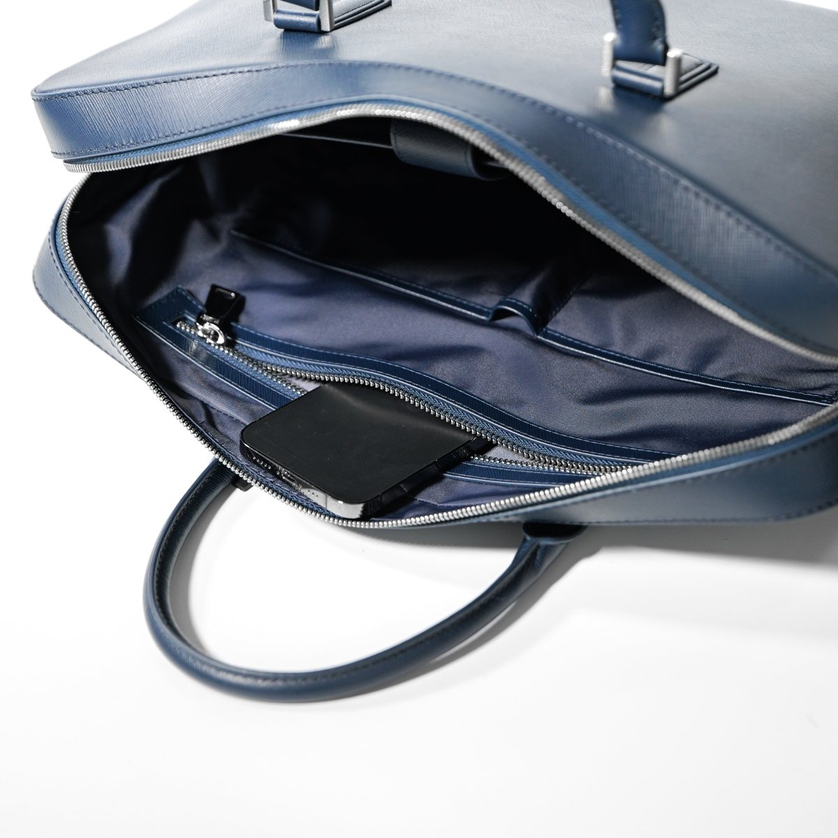 <予約販売：6月9日より順次発送予定>Italian Saffiano Leather Briefcase (Navy) - aucentic