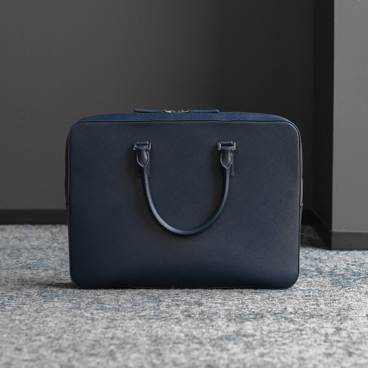 <予約販売：6月9日より順次発送予定>Italian Saffiano Leather Briefcase (Navy) - aucentic