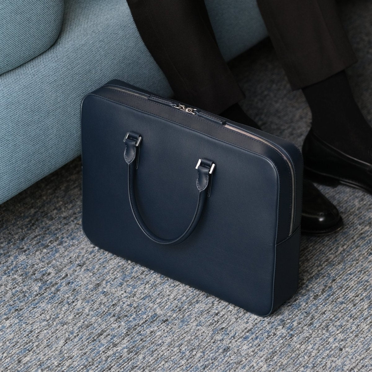 <予約販売：6月9日より順次発送予定>Italian Saffiano Leather Briefcase (Navy) - aucentic