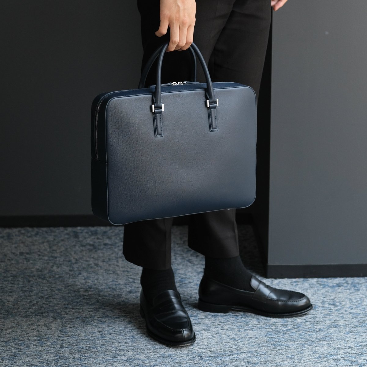 <予約販売：6月9日より順次発送予定>Italian Saffiano Leather Briefcase (Navy) - aucentic