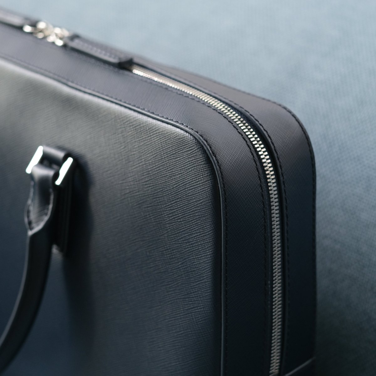 <予約販売：6月9日より順次発送予定>Italian Saffiano Leather Briefcase (Navy) - aucentic