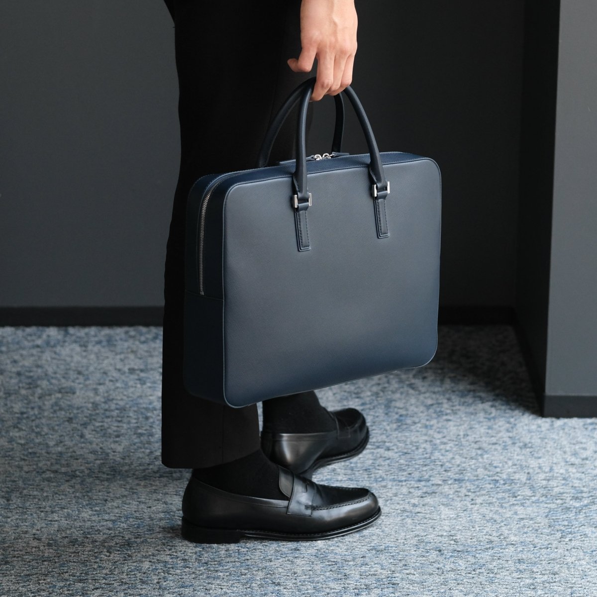 <予約販売：6月9日より順次発送予定>Italian Saffiano Leather Briefcase (Navy) - aucentic