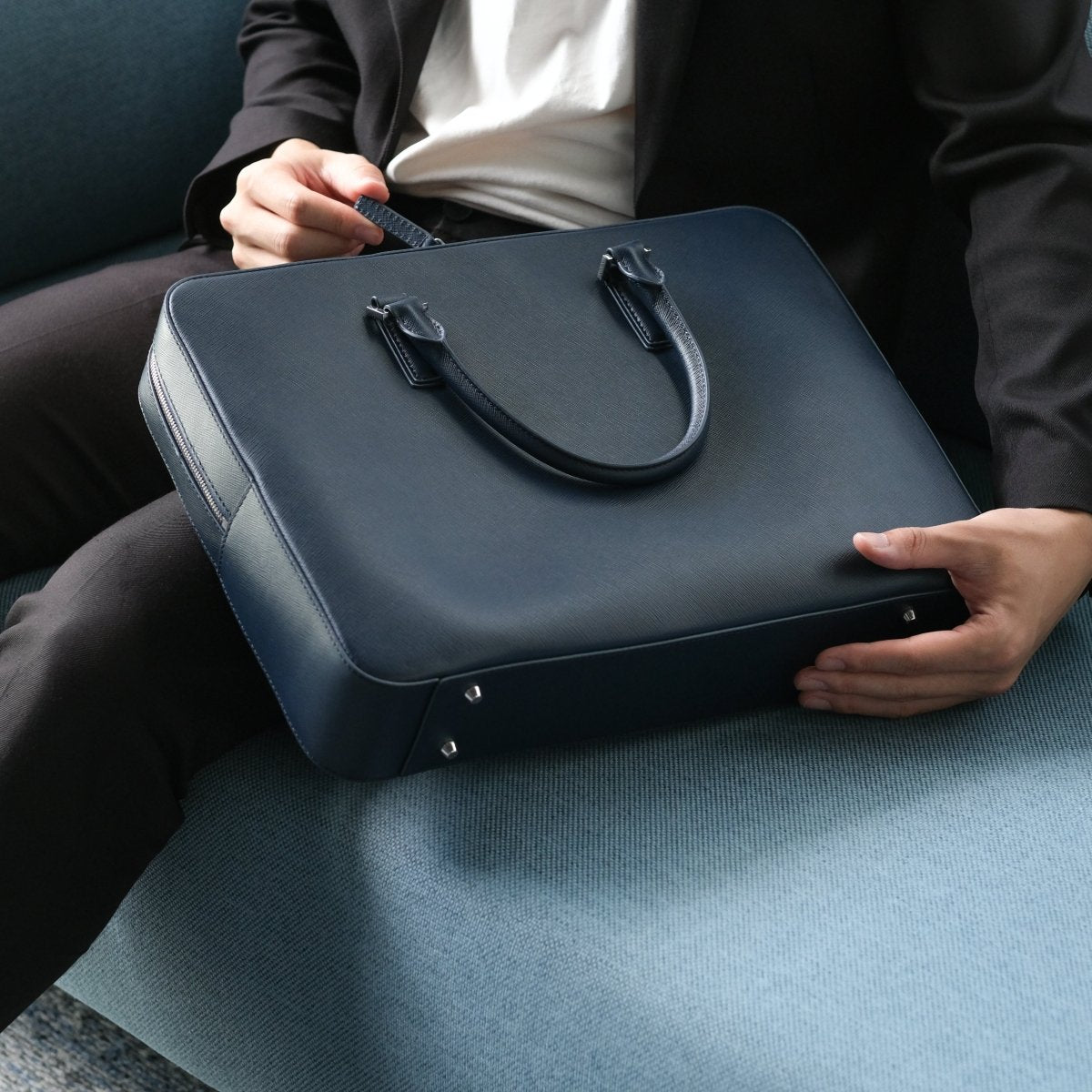 <予約販売：6月9日より順次発送予定>Italian Saffiano Leather Briefcase (Navy) - aucentic