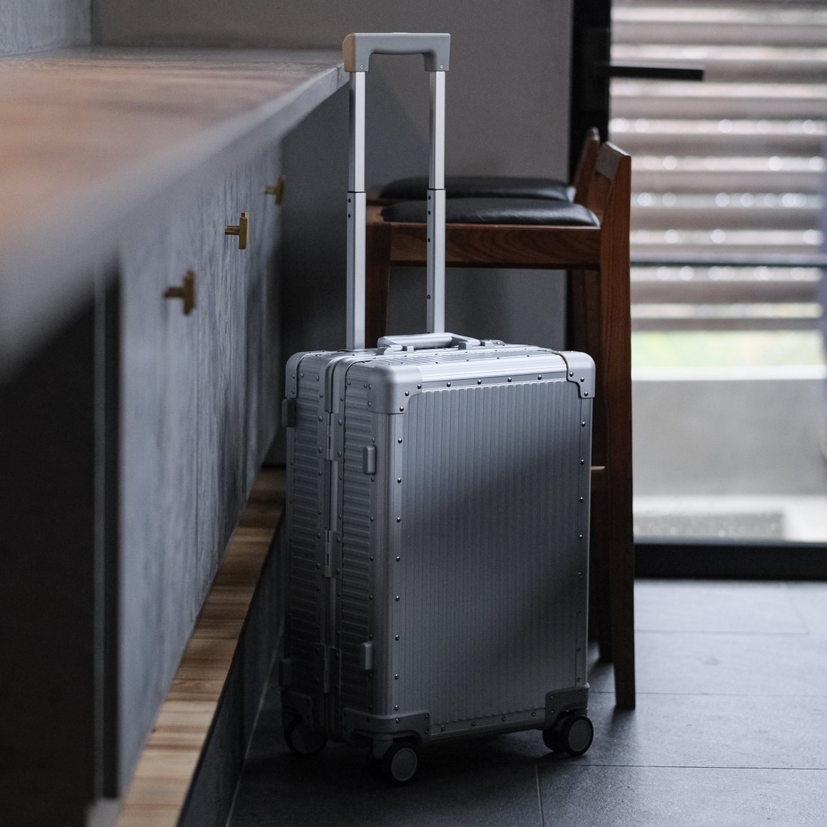 <受注生産 6月中旬~下旬より順次配送>Stripe Aluminum Suitcase(Silver) - aucentic