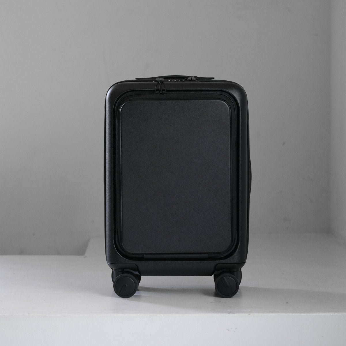 <受注生産：7月22日より順次発送予定>Essential Smart Suitcase - aucentic