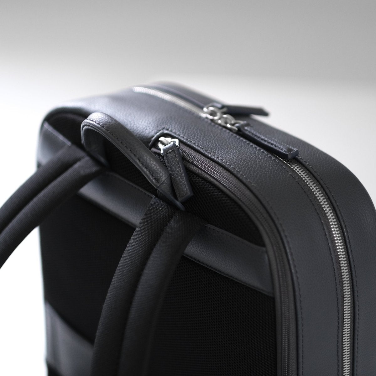 <受注生産：8月15日より順次発送予定>Full Grain Leather Backpack (Grey) - aucentic