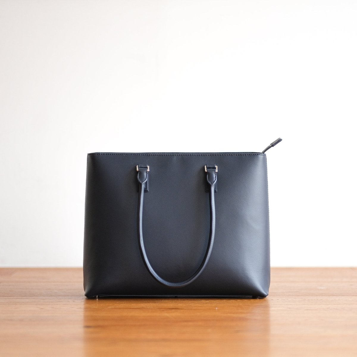 <受注生産：8月30日より順次発送予定>Italian Saffiano Leather Tote (Navy) - aucentic