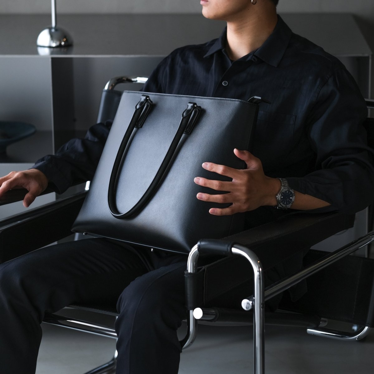 <受注生産：8月30日より順次発送予定>Italian Saffiano Leather Tote (Navy) - aucentic