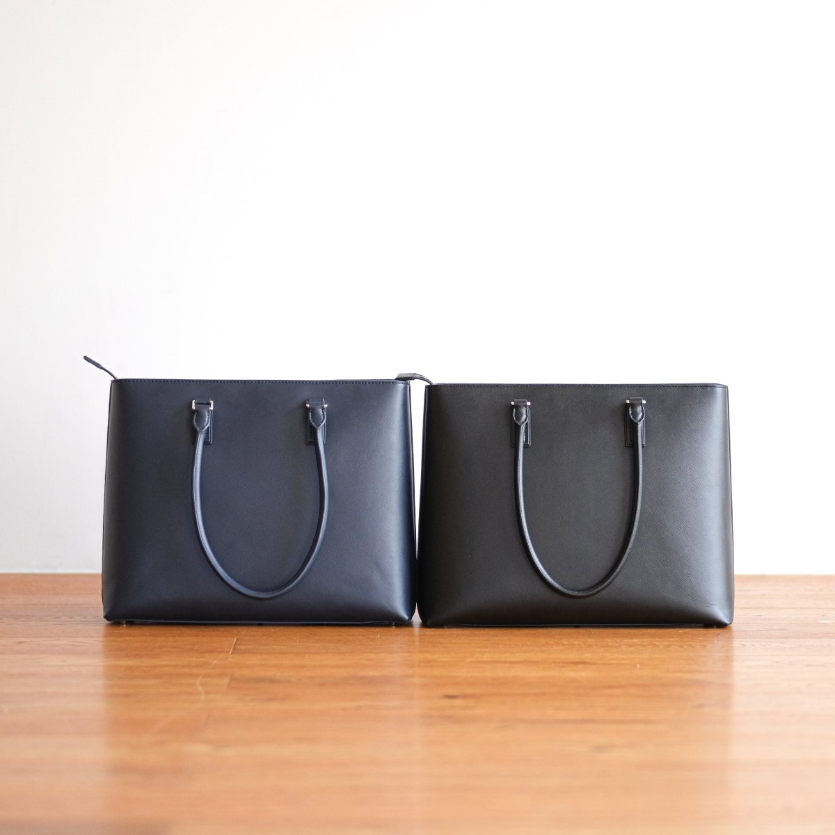 <受注生産：8月30日より順次発送予定>Italian Saffiano Leather Tote (Navy) - aucentic