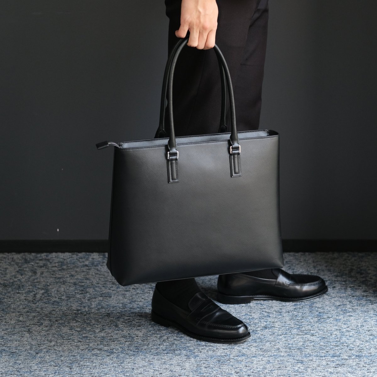 <受注生産：8月30日より順次発送予定>Italian Saffiano Leather Tote (Navy) - aucentic