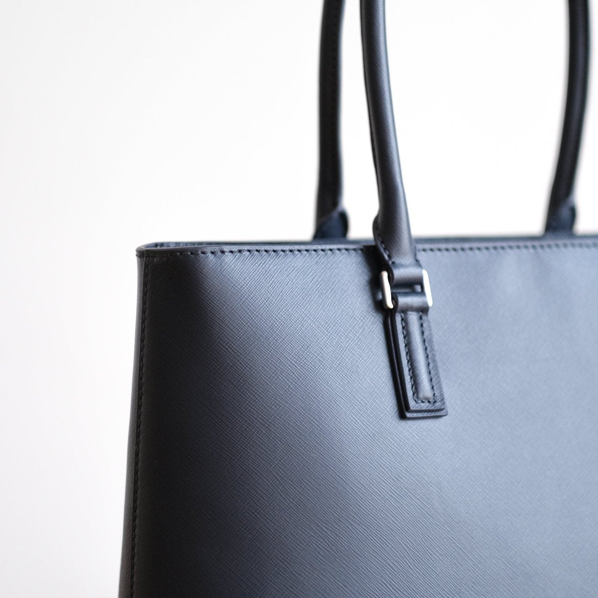 <受注生産：8月30日より順次発送予定>Italian Saffiano Leather Tote (Navy) - aucentic