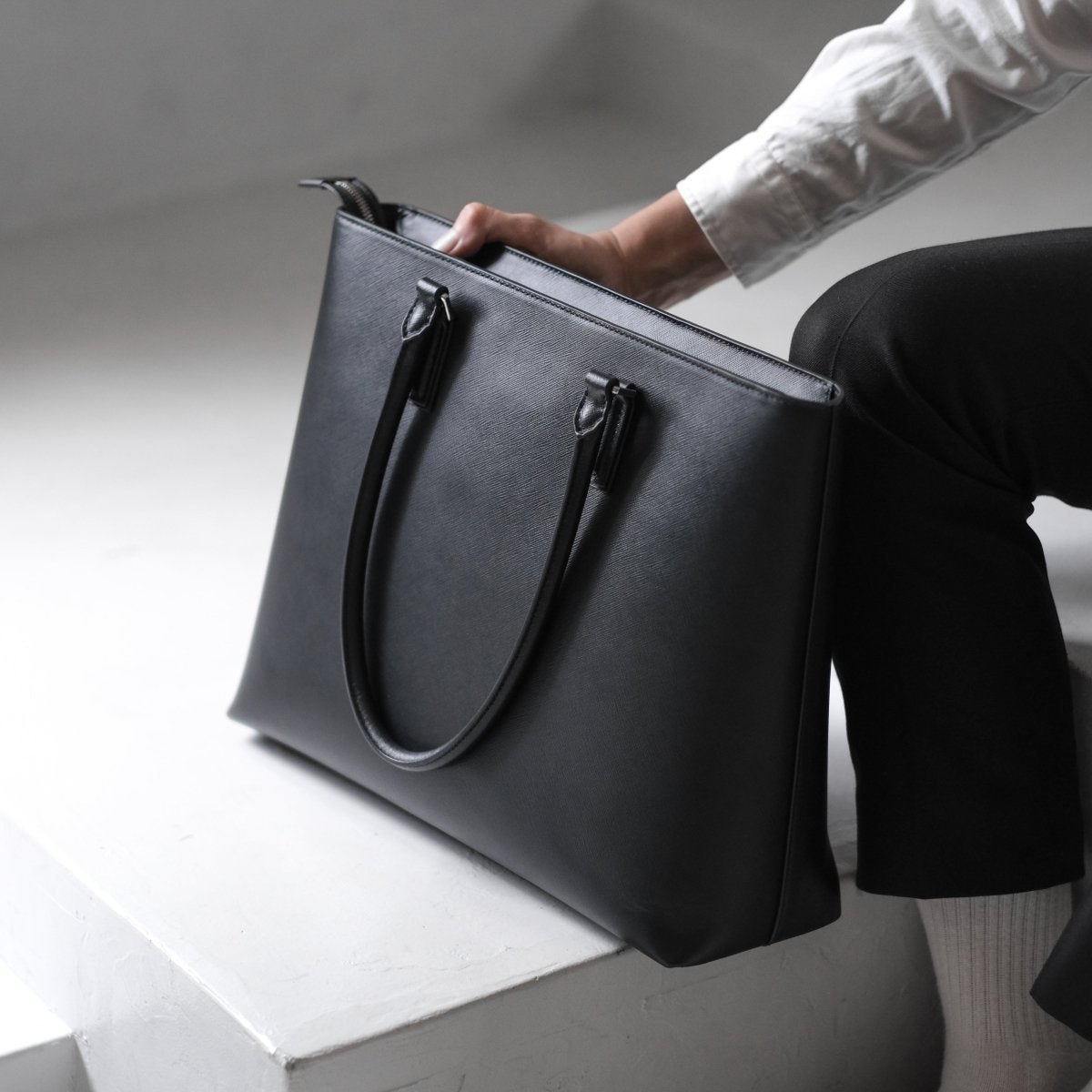 <受注生産：8月30日より順次発送予定>Italian Saffiano Leather Tote (Navy) - aucentic