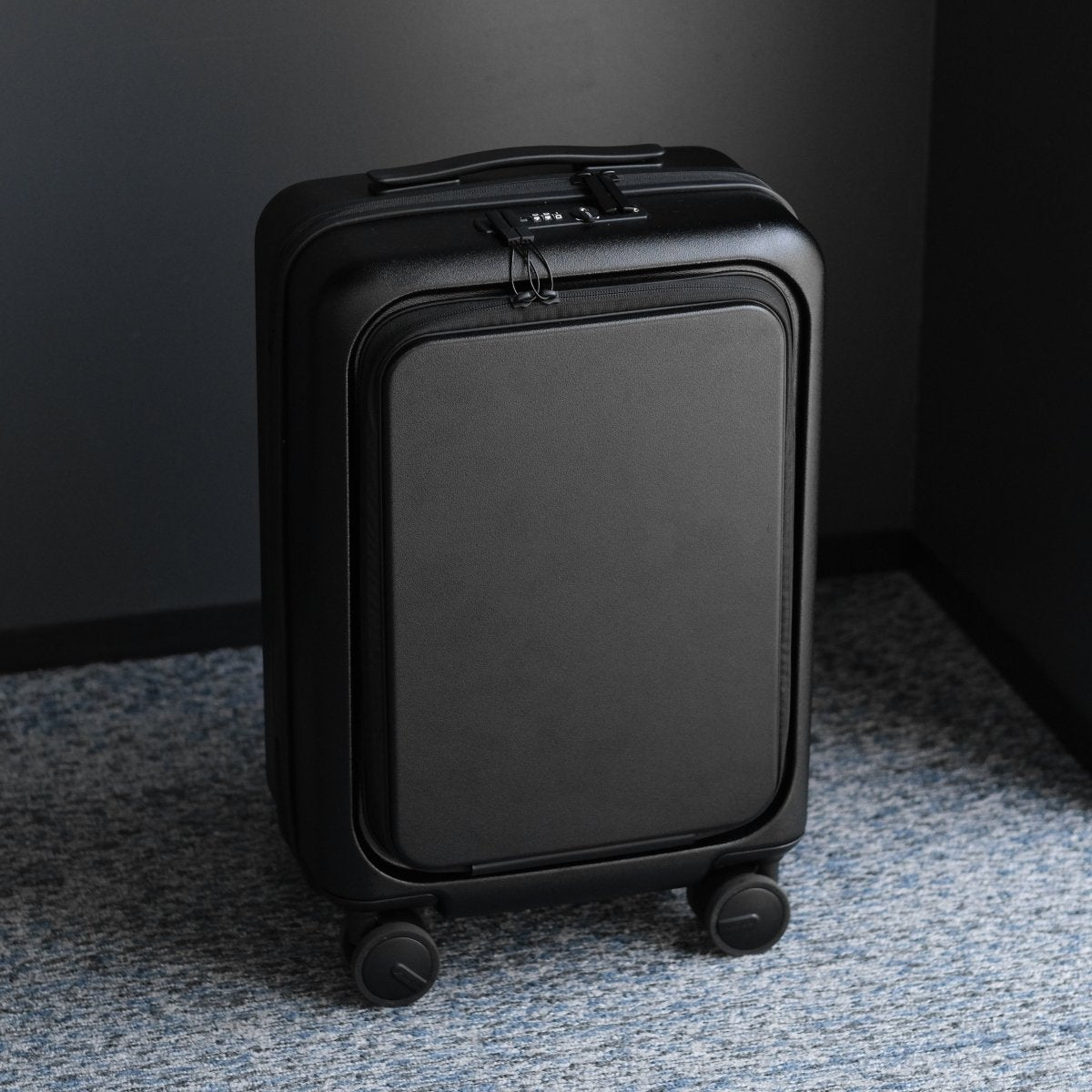 Essential Smart Suitcase - aucentic