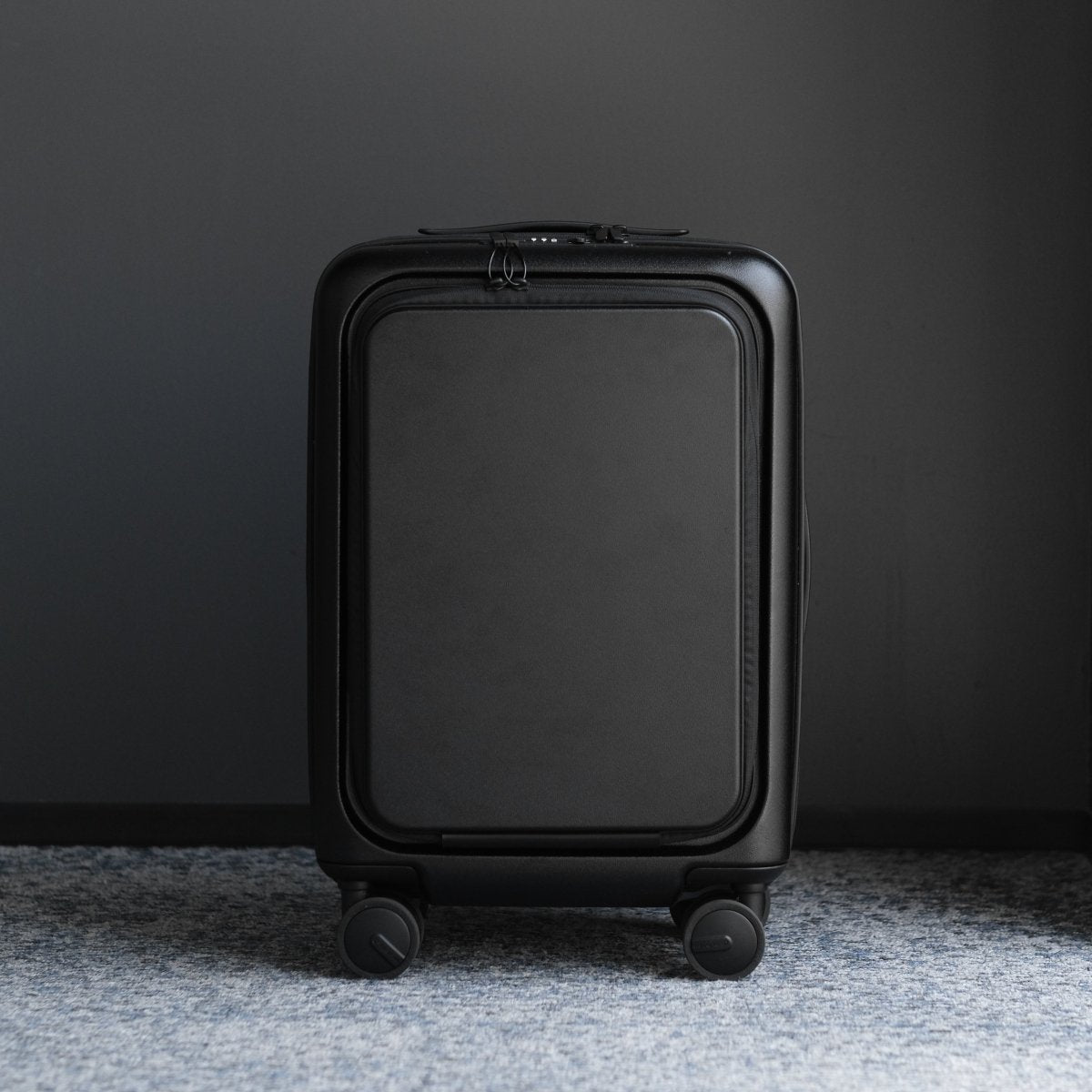 Essential Smart Suitcase - aucentic